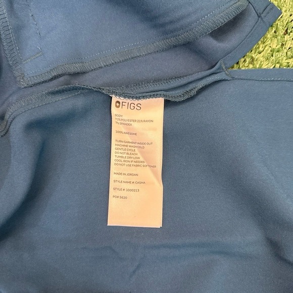 NWT FIGS Three Pocket Short Sleeve Blue Casma Scrub Top Women's Size Small - Picture 4 of 4